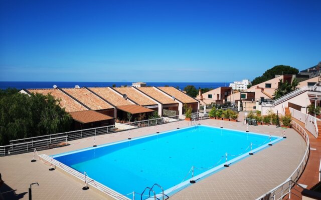Kefalure, Terraced House in Residence With Swimming Pool