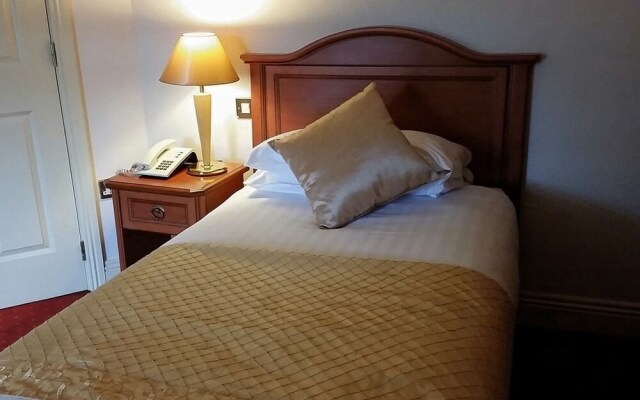 An Crúiscín Lán Hotel