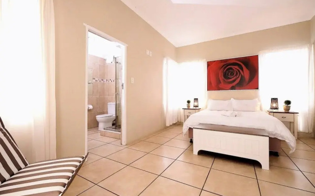 The Pelican - Stunning 3-bedroom Holiday Home in Langebaan
