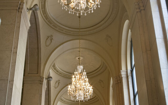 One King West Hotel & Residence