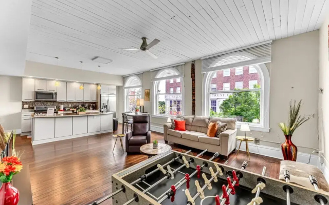 The Elm St Suite - Downtown Condo