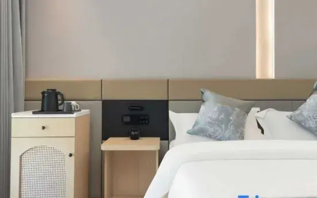 Kunming Greenman Hotel (Guangfu Road Wujiaba Subway Station)