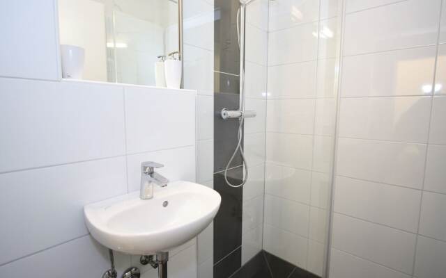 Contemporary Apartment With Ski Storage, Parking, Heating