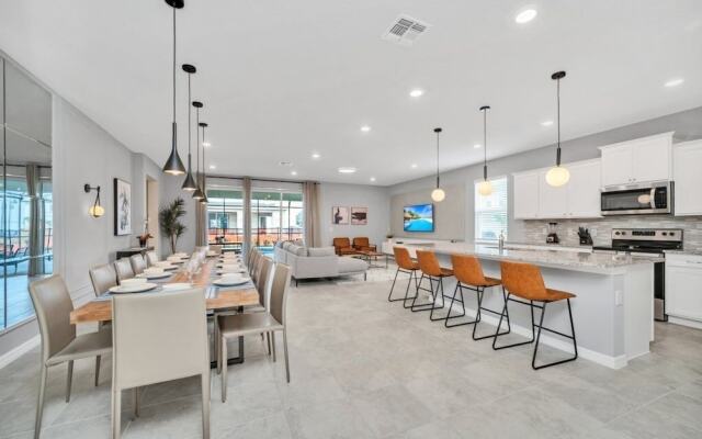 2089elcir 8 Bedroom Villa by RedAwning