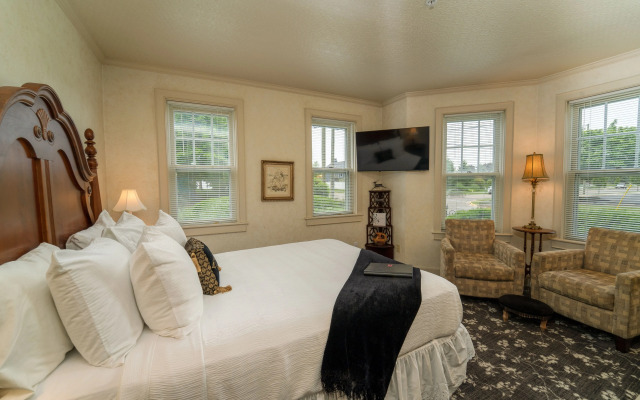 Yelton Manor Bed & Breakfast