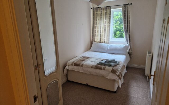 2 Bed Flat - Sleeps 4 - Parking - Wifi