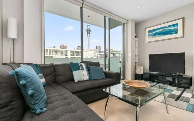 Beautiful Two Bedroom - Pool, Gym & Free Parking!