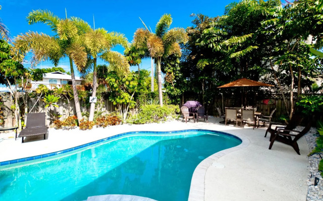 Captain's Quarters Spinnakers - 202 - 56th 1