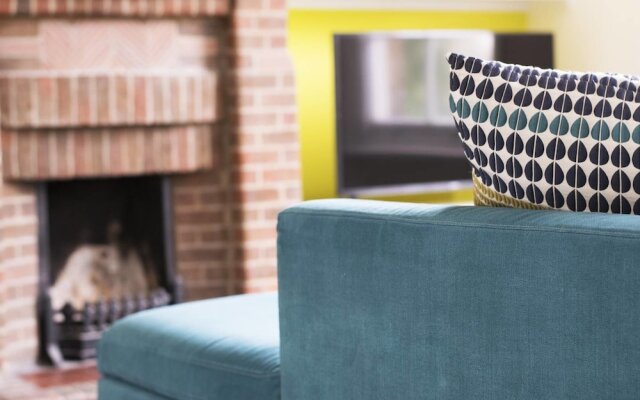 Trendy 2BR Home in Heart of Chiswick, 4 Guests!