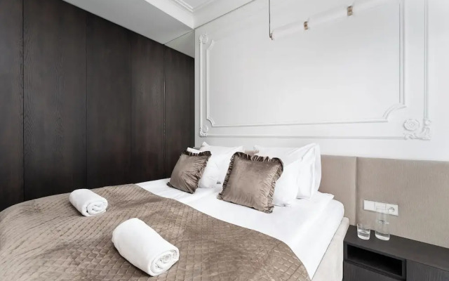 Chronos - Warszawa Wola by Downtown Apartments