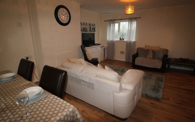 Heol Booker 4 Bedroom House by Cardiff Holiday Homes