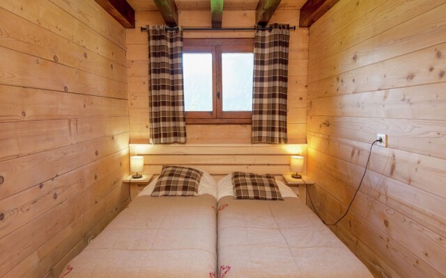 Cosy, Charateristic Chalet Near the Petit Châtel Lifts