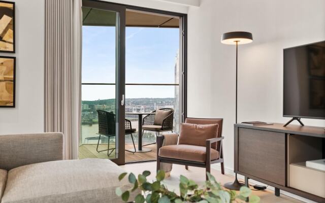 Stunning two Bedroom Docklands Apartment With Balcony