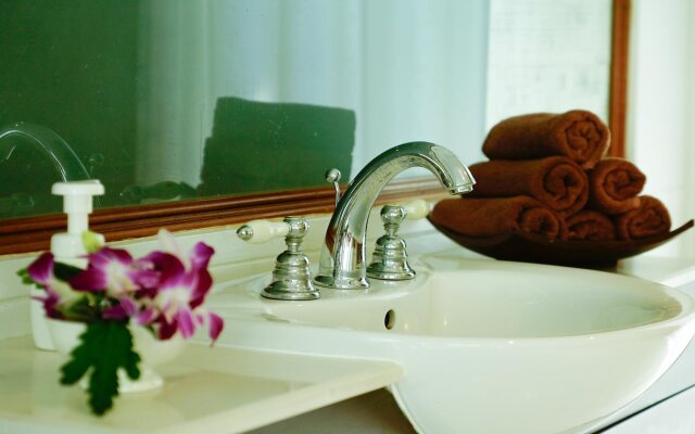 Saphan Krungthep Hostel & Spa