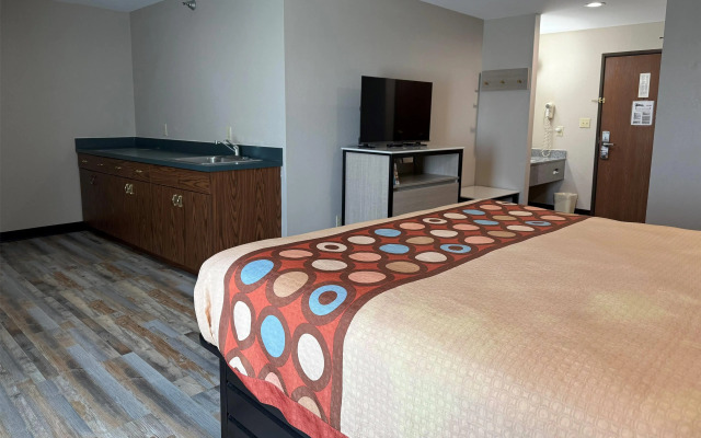 Super 8 by Wyndham Frankfort IN