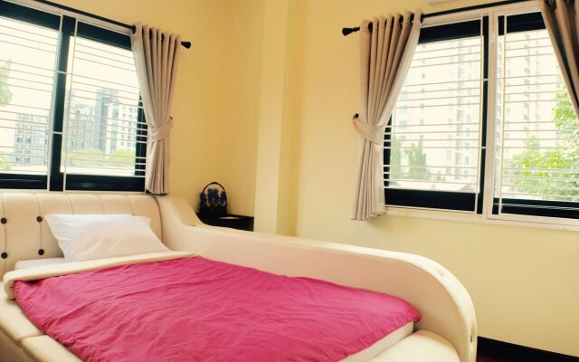 4 Bedroom House at Skytrain