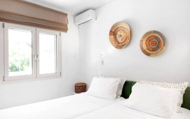 The Beach House, Skaloma