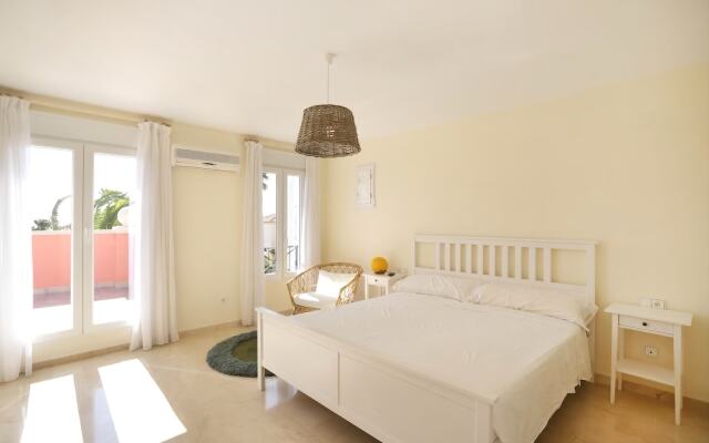 Luxury Villa Located In The Exclusive Area Of Finestra