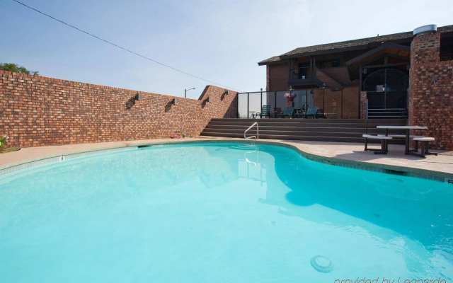 Cedar Street Hotel and Suites