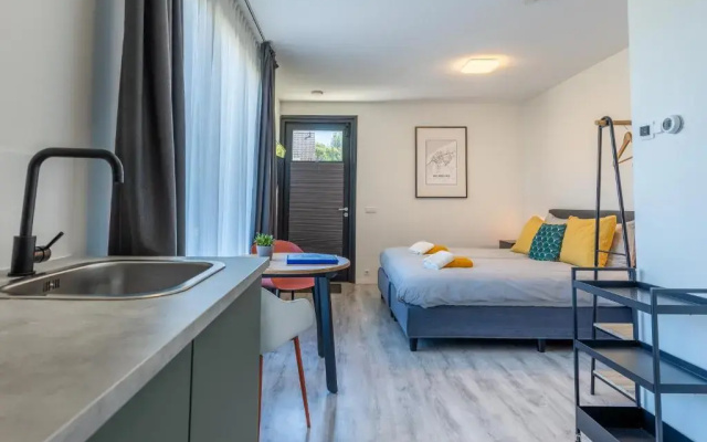 Roosjesweg 2 Luxe gastenkamer 400 meter van strand met parkeerplaats