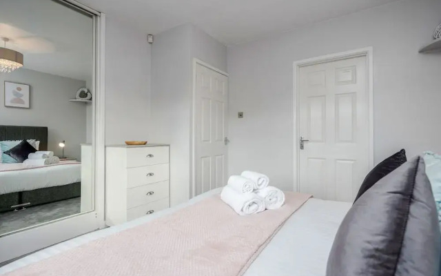 Ascot Pet Friendly 4 Bed House Parking