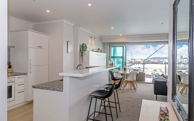 QV Elegant Modern Apt with Waterview 982