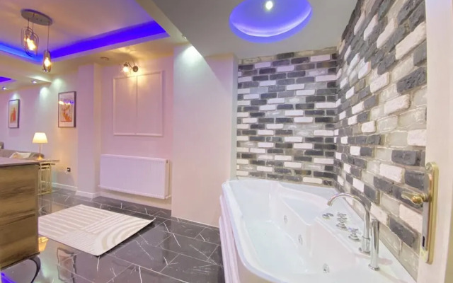 Refreshing Duplex Flat With Jacuzzi in Sisli