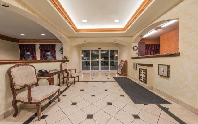 Days Inn & Suites Cleburne TX