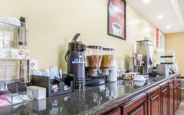 Econo Lodge Inn & Suites