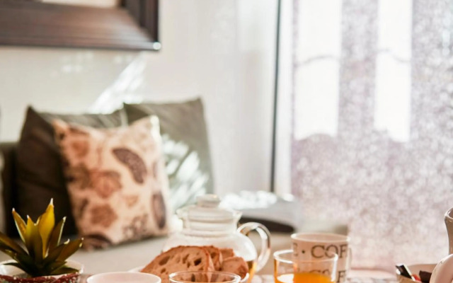 Renovated Charming Apartment, By TimeCooler