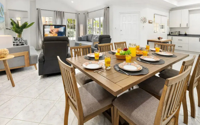 Cozy 3BR Town Home in Gated Community Palm Beach