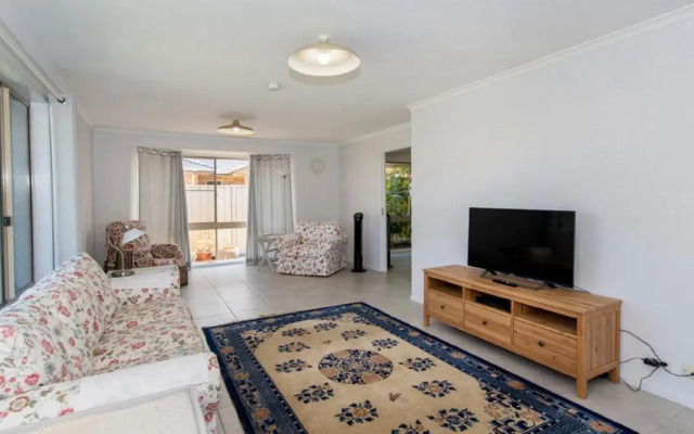 Lowset home on the canal - Dolphin Dr, Bongaree