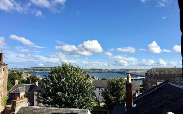 ☆ Central, Spacious Apartment Close to University☆