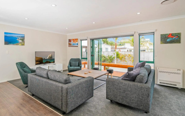 The Sunny Bach - Cooks Beach Holiday Home