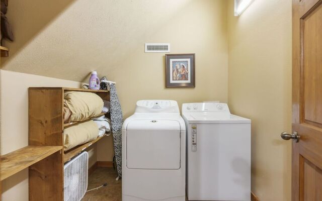 The Lodge on the Creek Branson West Cabin w/ Beautiful Views