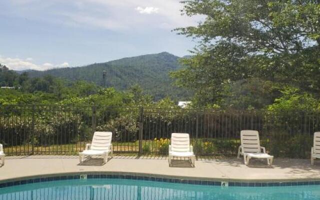 Gatlinburg Chateau Condo #302 by RedAwning