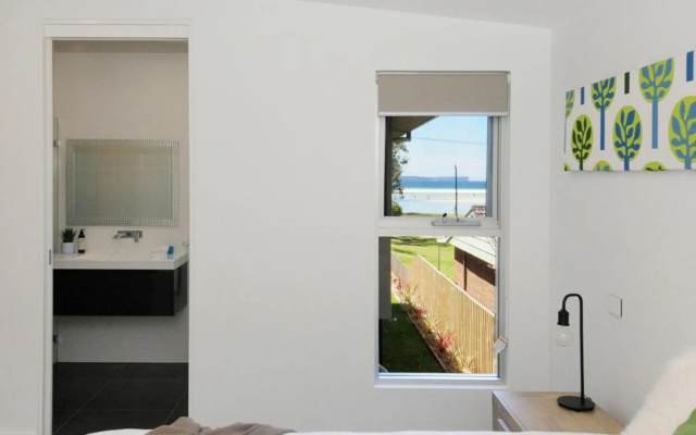 Water View A Luxury Pet Friendly Home Overlooking Moona Moona Creek – Guest Rooms – Huskisson