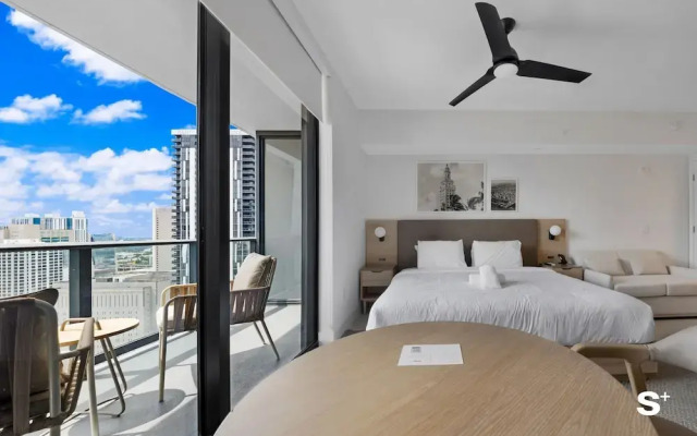 Skyline Chic Downtown Studio Getaway