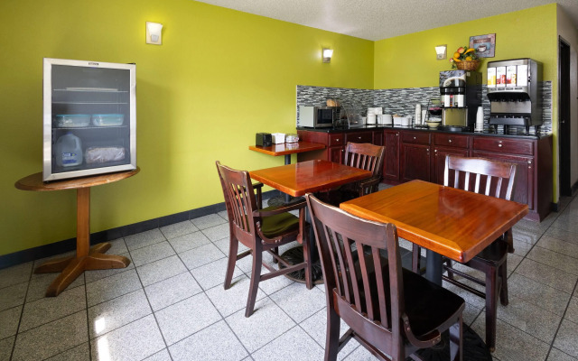 Super 8 by Wyndham South Boston VA