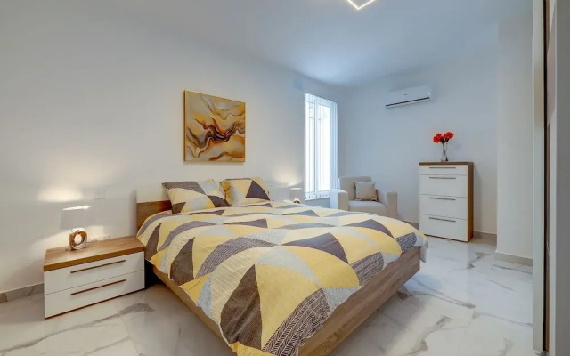 Fabulous Penthouse Close to St George's Bay