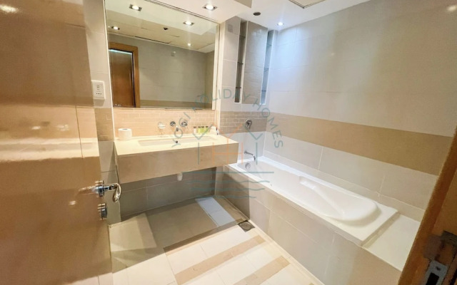 Blakely 2BR Lakeview Retreat With Open Balcony