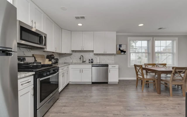 Stylish 3BR 3BA Colonial House by Cozysuites