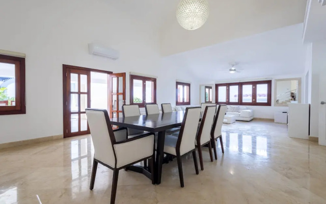 Beachfront 7BR Villa with Pool & Maid