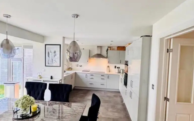 High END Spacious 4 Bed House - Free Parking