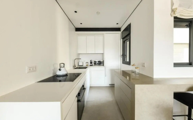 Modern and Vibrant 2BR apartment with Private Balcony