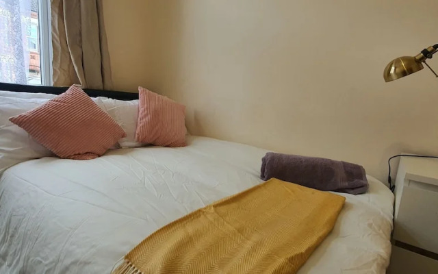 Room in Guest Room - Nice Large Room in Coventry