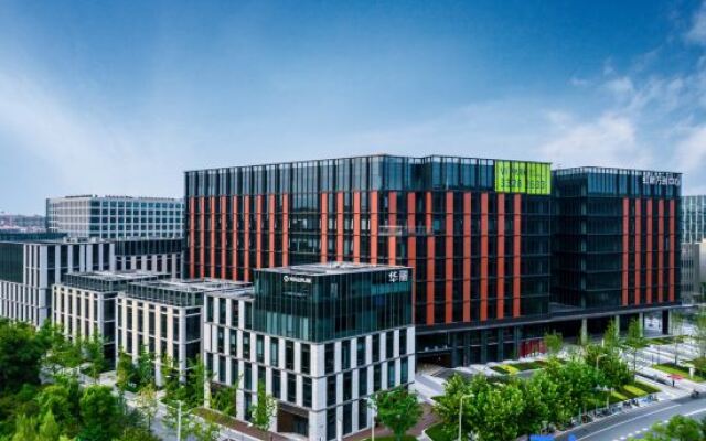 Baole Orange Light Luxury Hotel (Shanghai Qibao Subway Station)