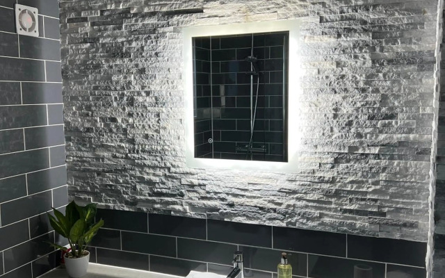 Comfortable King Bed - location - leisure - Contractors - Parking