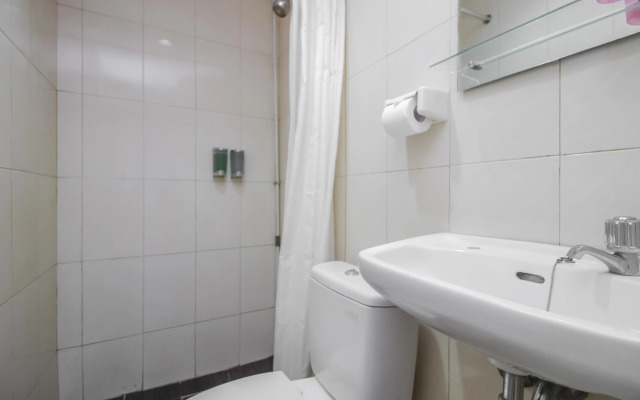 RedDoorz Plus near Galaxy Bekasi