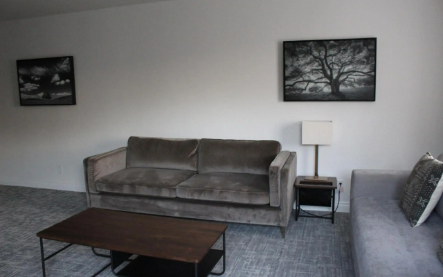 Vinland Hotel and Lounge